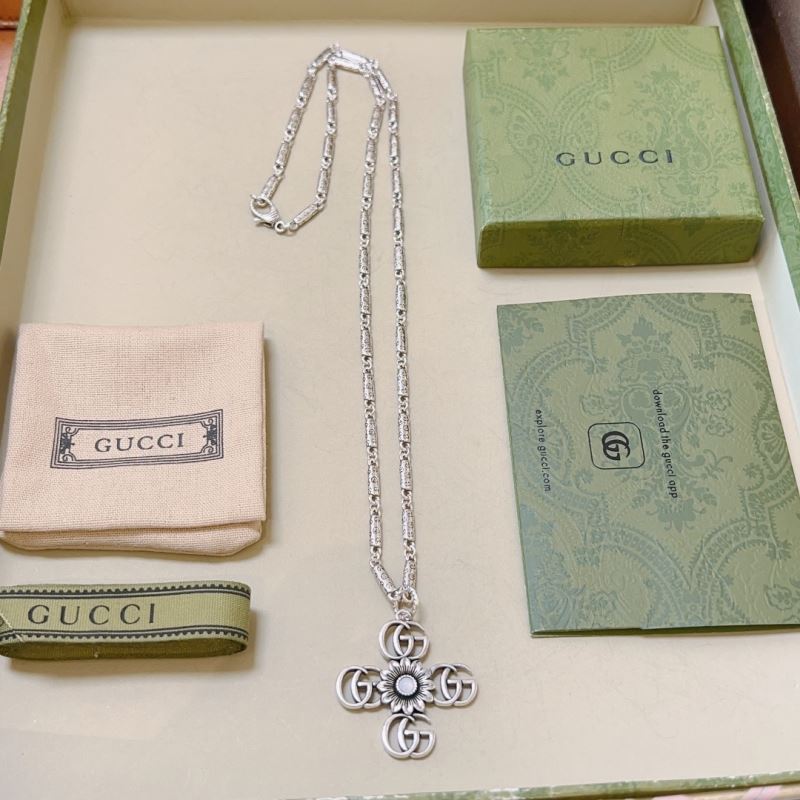 G*u*i necklaces